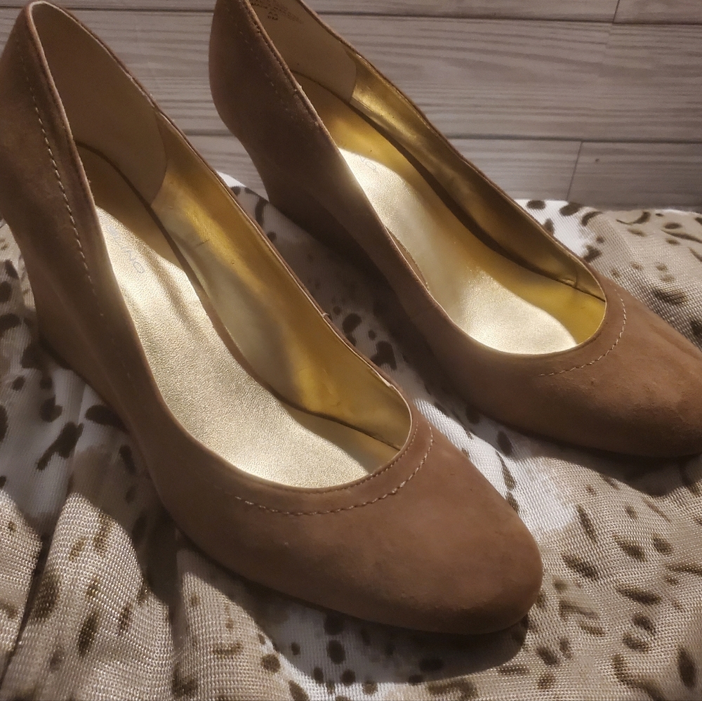 Bandolino 2in Suede wedge heels